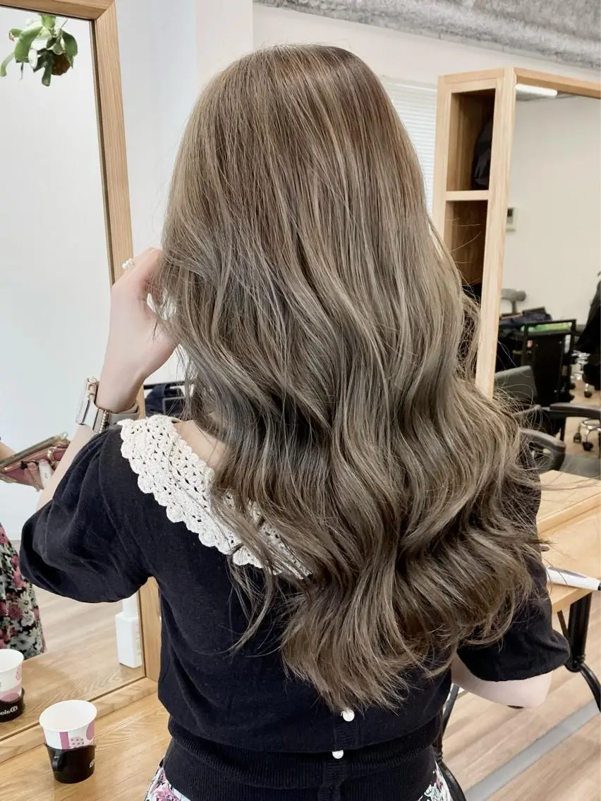 ロング カラー ヘアアレンジ キッズ 結婚式・ブライダル アッシュ アッシュブラウン バレイヤージュ ベージュカラー ヘアカラー トリートメント ヘッドスパ 小田部慎也 海外レイヤー×艶髪のヘアスタイル