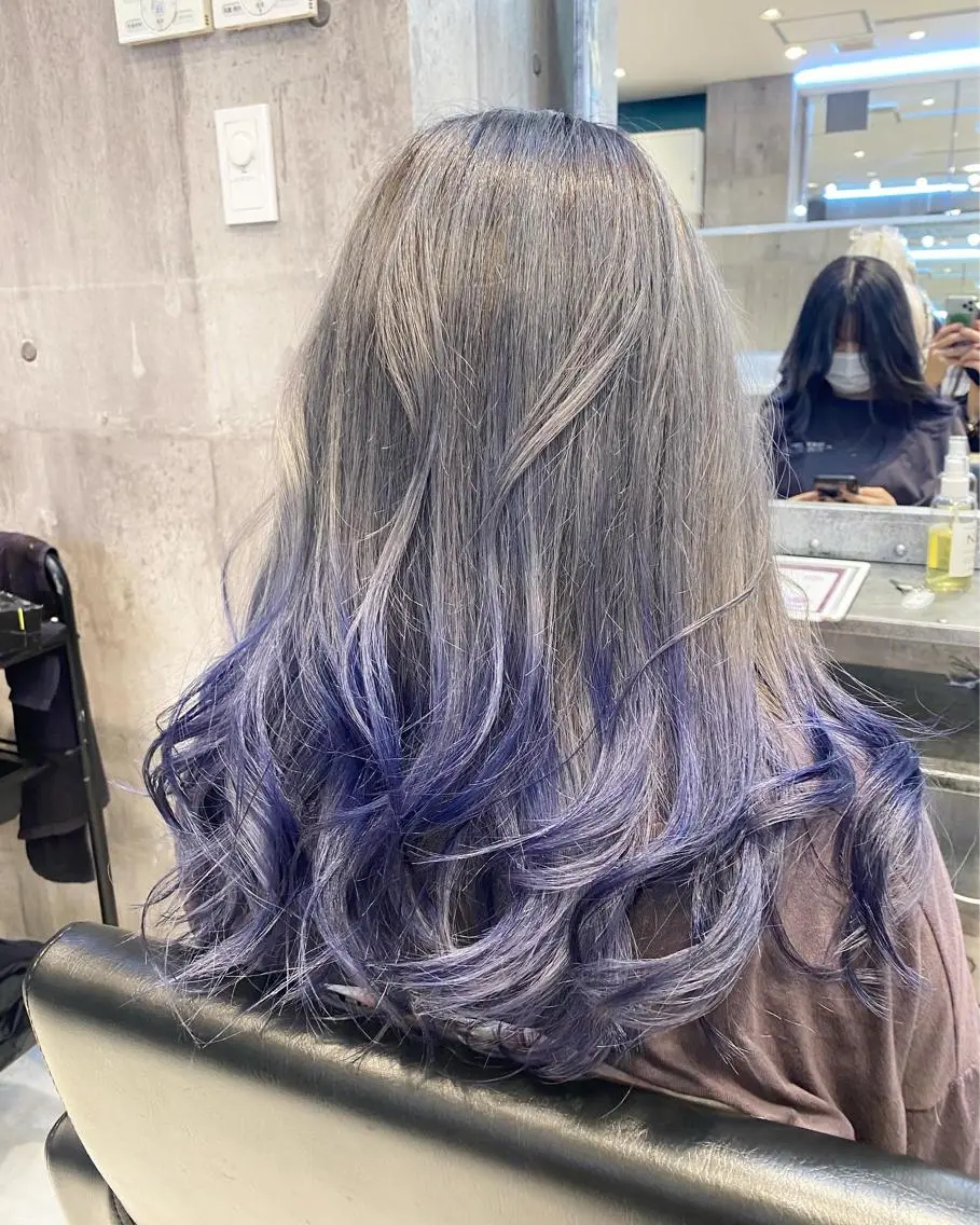 セミロング カラー メンズ JuNブリーチに 縮毛矯正するプロのヘアスタイル