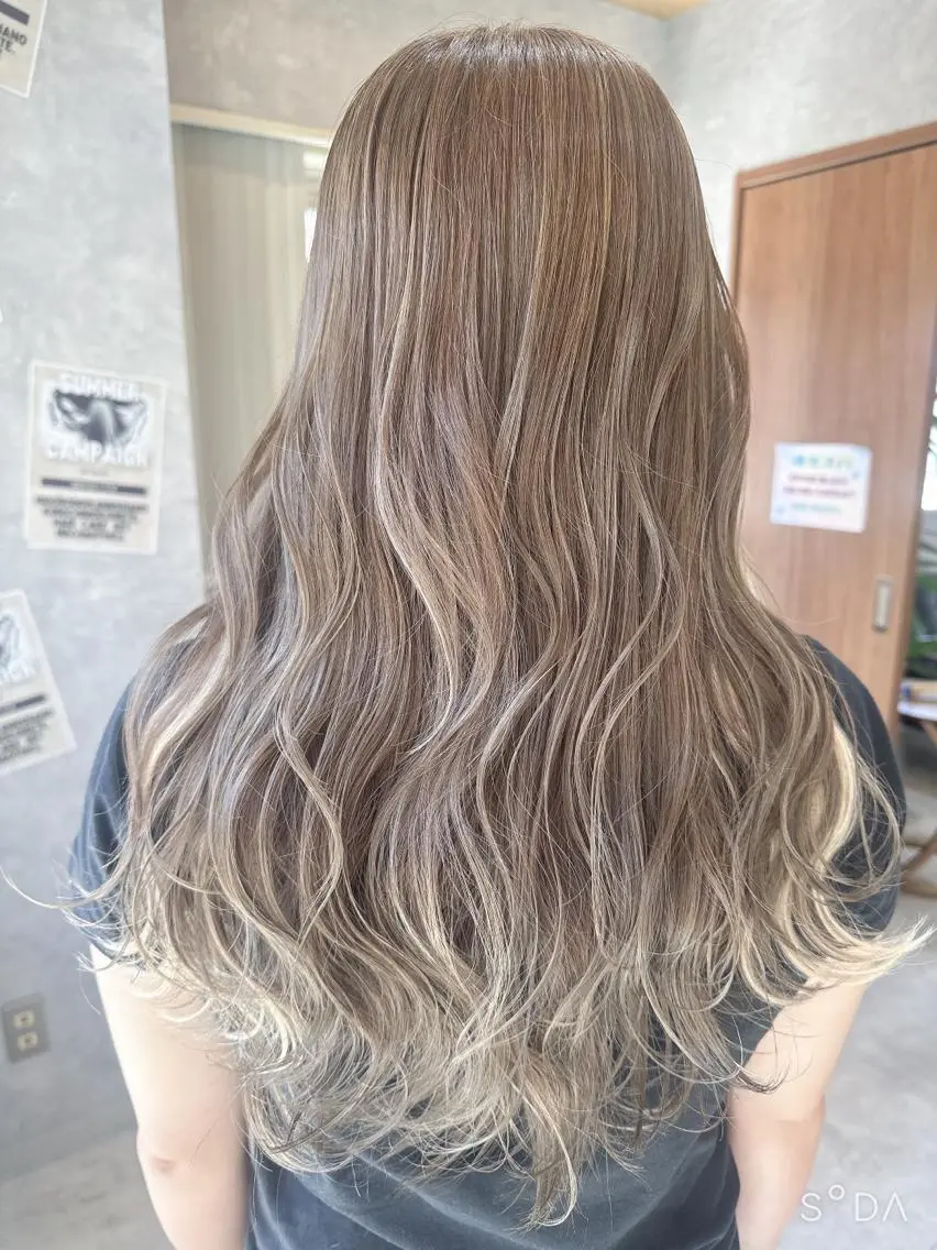 ロング カラー 透明感カラー グレージュ ハイライトカラー ハイライト 🫧アレンジ・髪質 改善maica🫧のヘアスタイル