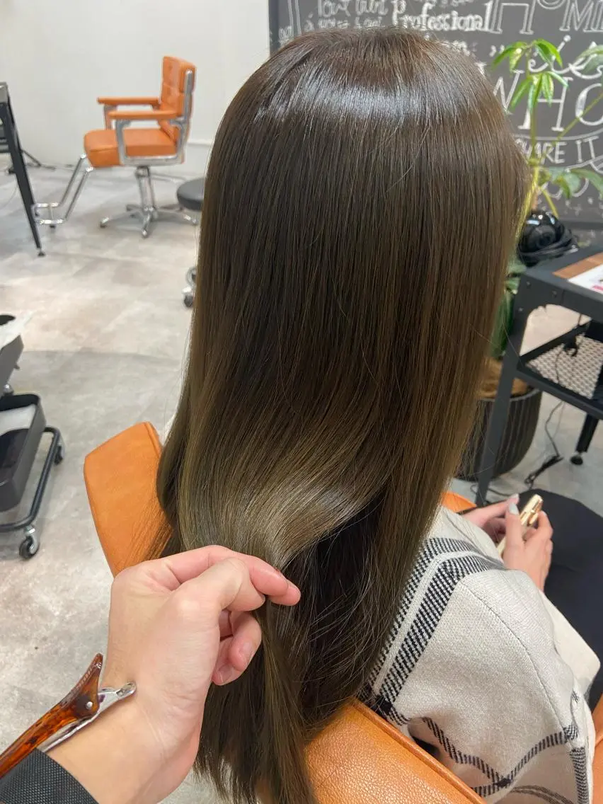 ミディアム カラー ブリーチ ブリーチなしカラー オリーブカラー カット ヘアカラー トリートメント ウルフカット レイヤーカット上柿のヘアスタイル