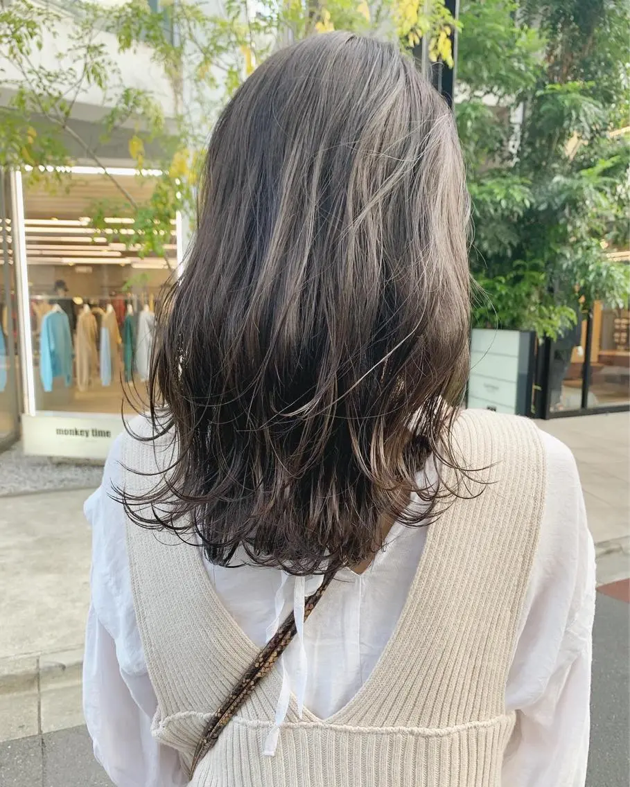 ミディアム カラー ネイル ハイトーンボブ 前田 表参道　グレージュのヘアスタイル