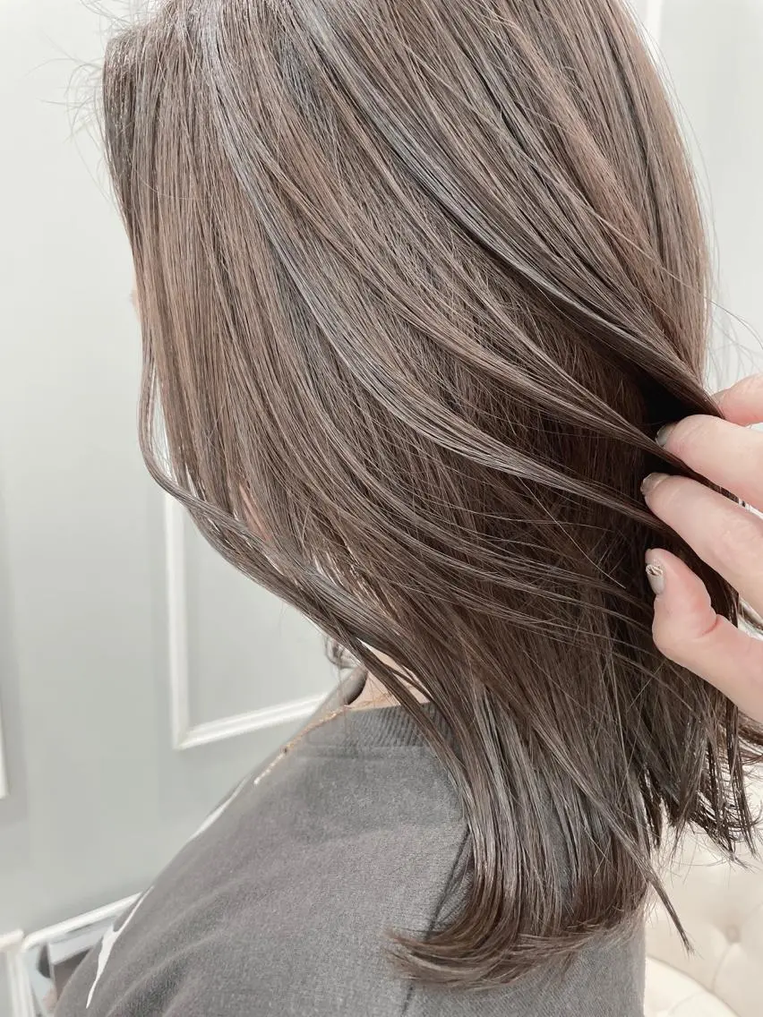 ミディアム カラー グレージュ ハイライトカラー ハイライト カット ヘアカラー トリートメント 🦖鶴岡 香純🦖のヘアスタイル