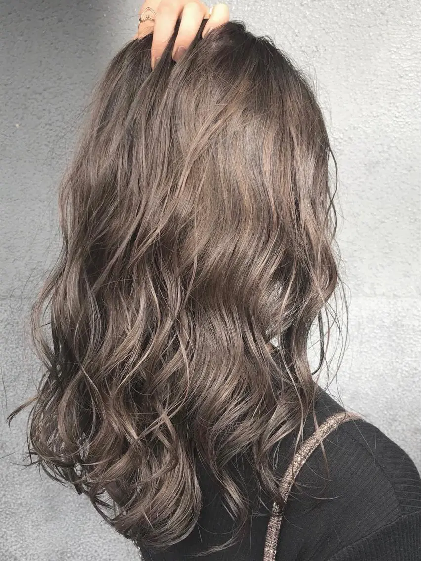 ミディアム パーマ アッシュ 外国人風カラー ハイライト カット ヘアカラー トリートメント Toiro 中目黒のヘアスタイル