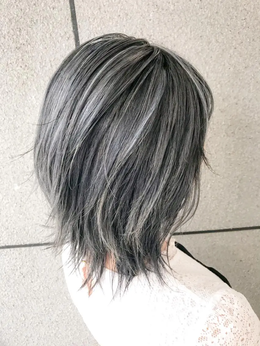 ショート カラー アッシュ ブリーチ ブルーカラー ブルーアッシュ ハイライトカラー BOX mico.のヘアスタイル