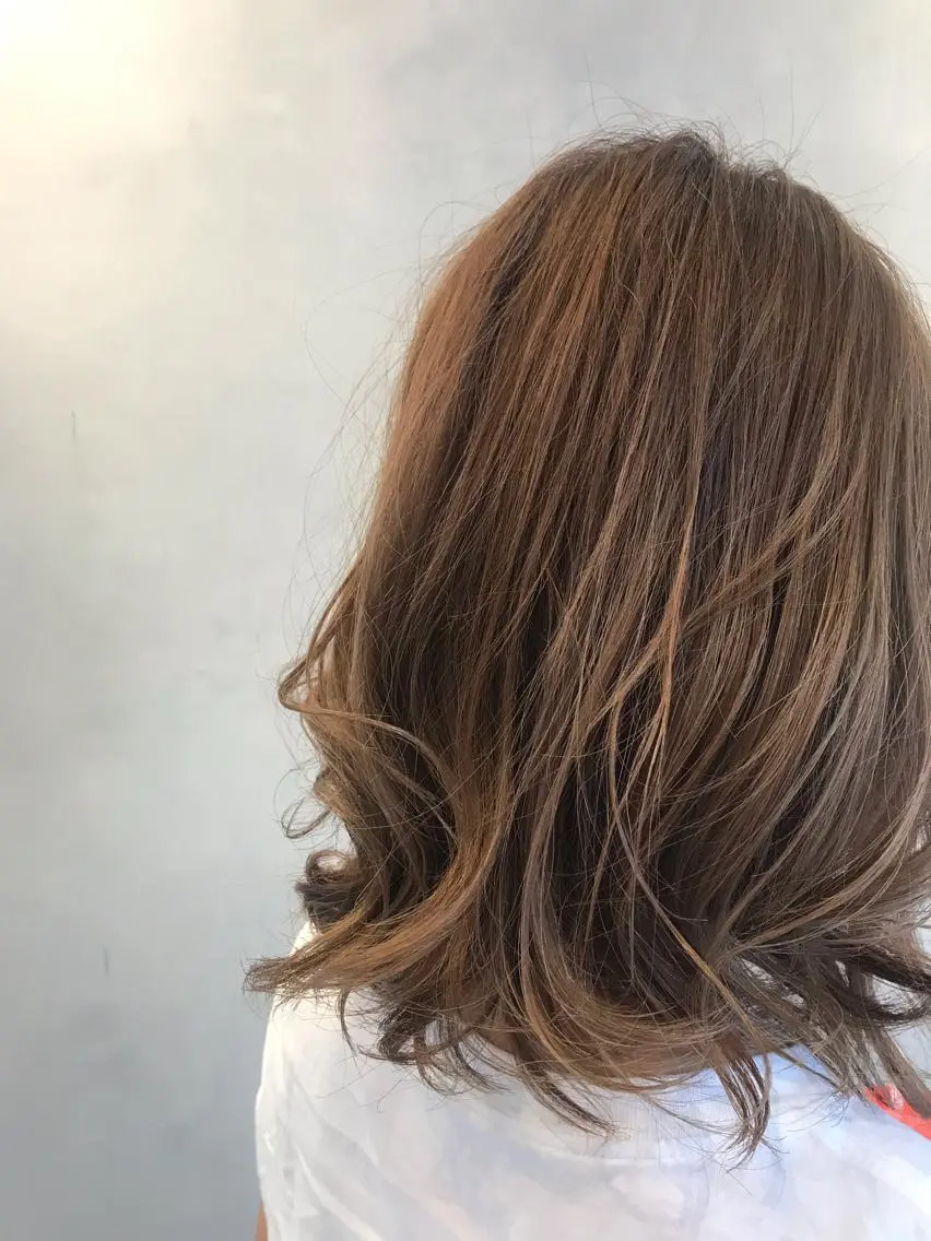 ミディアム EARTH岩楯 優貴のヘアスタイル