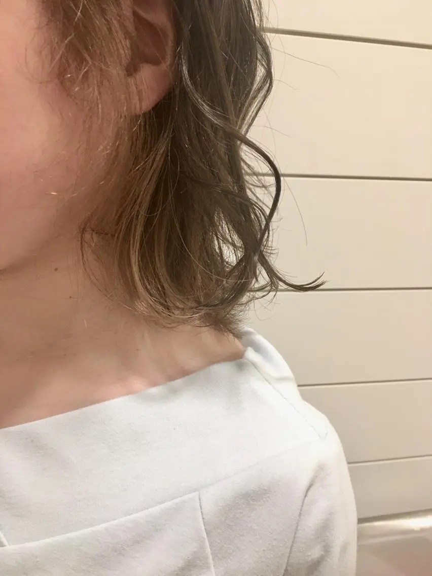 セミロング カラー アッシュ ベージュカラー ブリーチ 鍵山 千秋のヘアスタイル