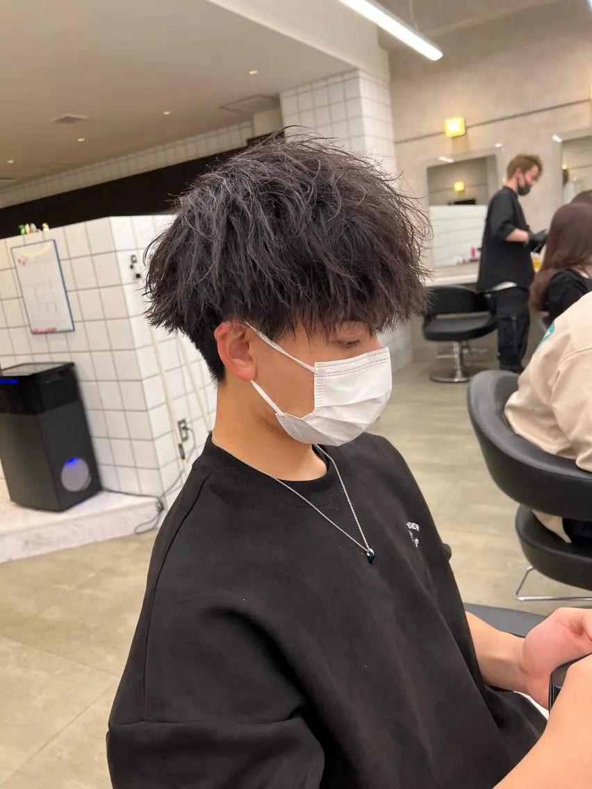 ショート カラー パーマ メンズ センターパート メンズ韓国風 韓国マッシュ マッシュウルフ マッシュ メンズパーマ特化 TAIGAのヘアスタイル