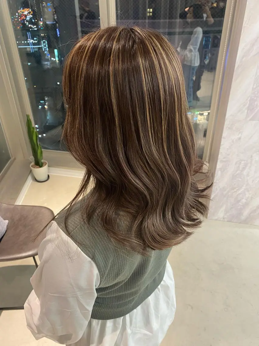 セミロング ハイライト カット ヘアカラー トリートメント 💎夏葵 ハイライト /デザイン指名No1のヘアスタイル