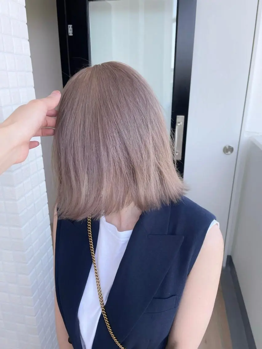 ショート カラー ベージュカラー ミルクティーベージュ ボブ 外ハネヘア カット ヘアカラー トリートメント ヘアセット メンズ特化 パーマ/オザワのヘアスタイル