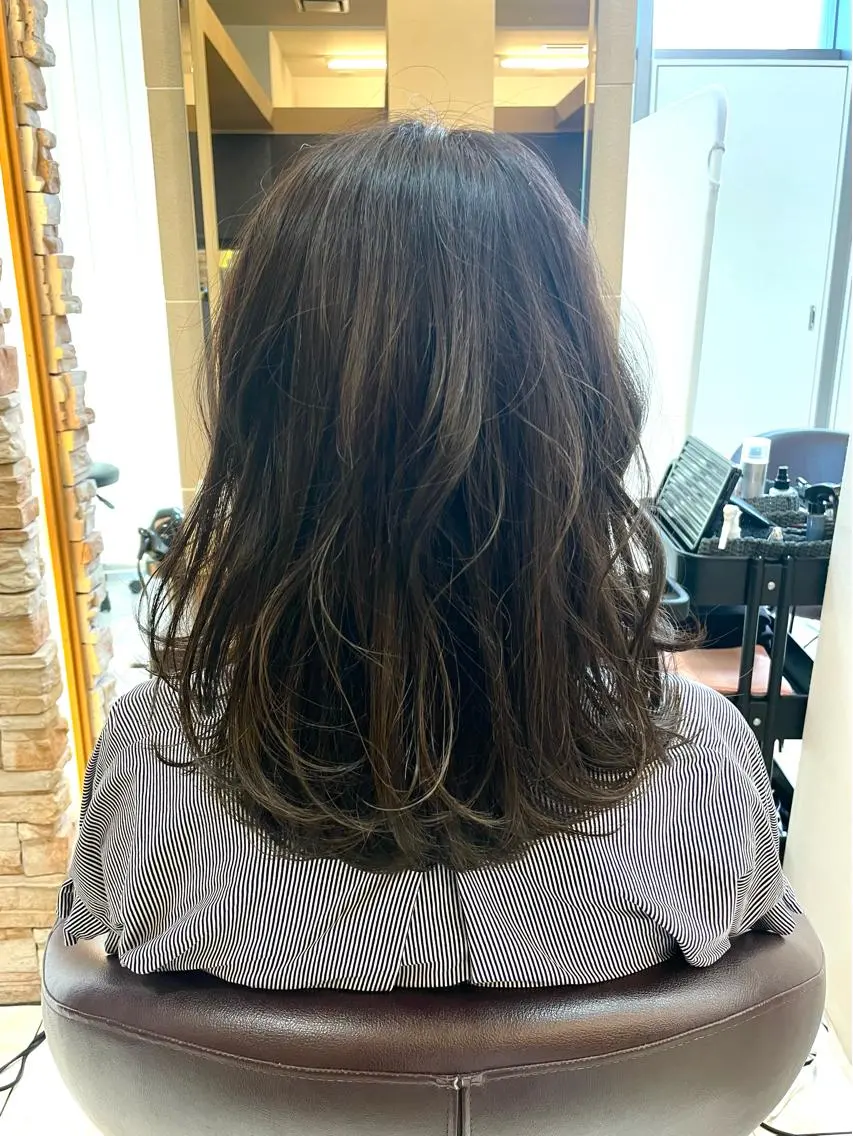セミロング アッシュ アッシュグレー カット ヘアカラー 新籾 尚哉のヘアスタイル
