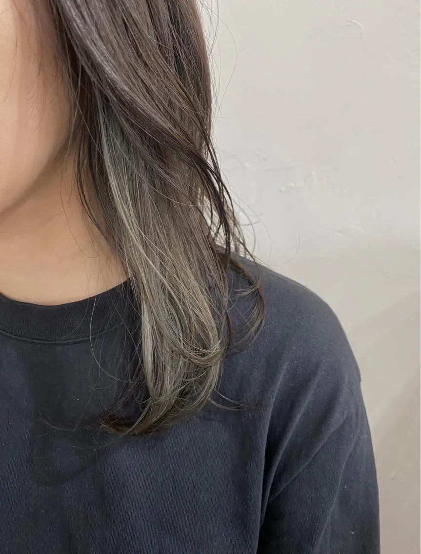 ミディアム カラー ヘアアレンジ インナーカラー 暗髪カラー🫐 おくだりんかのヘアスタイル