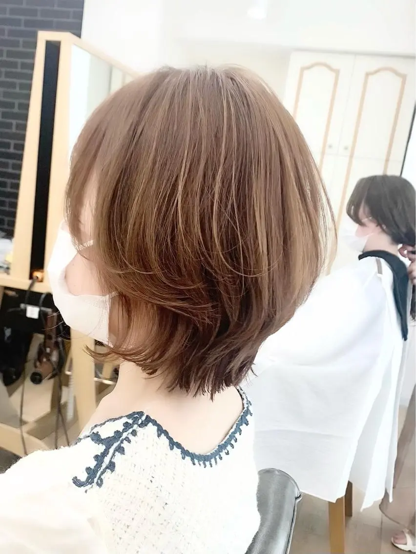 ミディアム カラー パーマ ヘアアレンジ メンズ キッズ ネイル マツエク・マツパ レイヤーカット／ 巻ける縮毛矯正のヘアスタイル