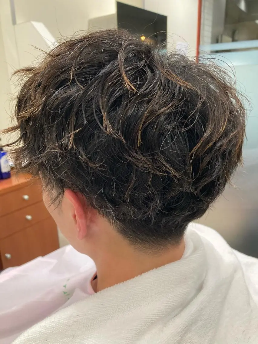 ミディアム パーマ メンズ センターパート 垢抜け・メンズパーマ 津山祐紀のヘアスタイル