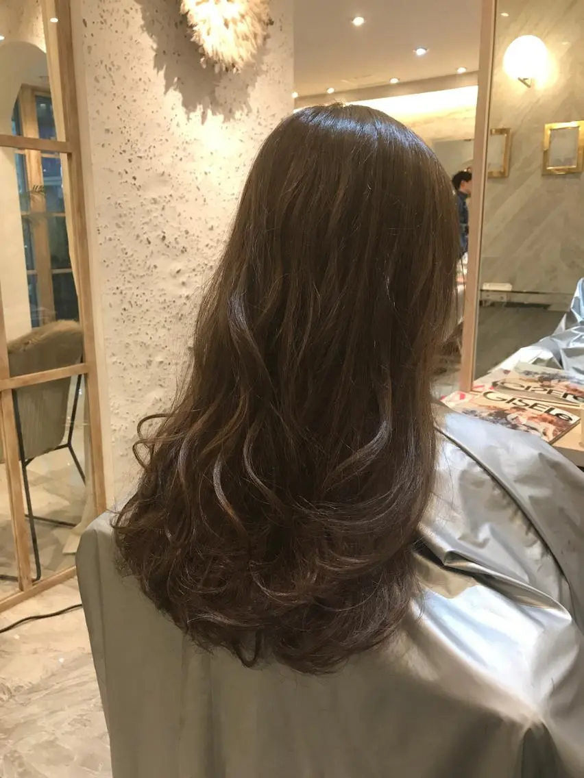 セミロング カラー ベージュカラー ハイライトカラー ハイトーンカラー オリーブベージュ ハイライト 髪質改善・艶髪特化 木村侑平のヘアスタイル