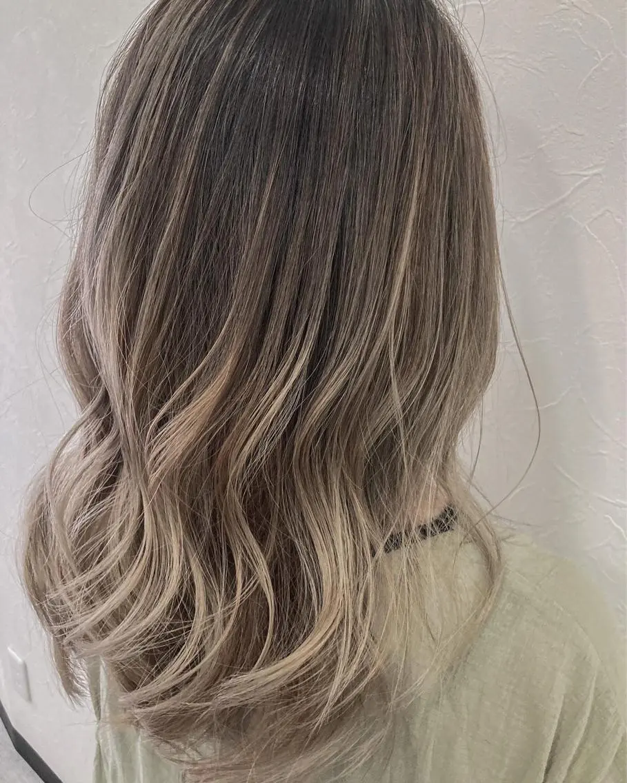 カラー Misirlou Hairのヘアスタイル