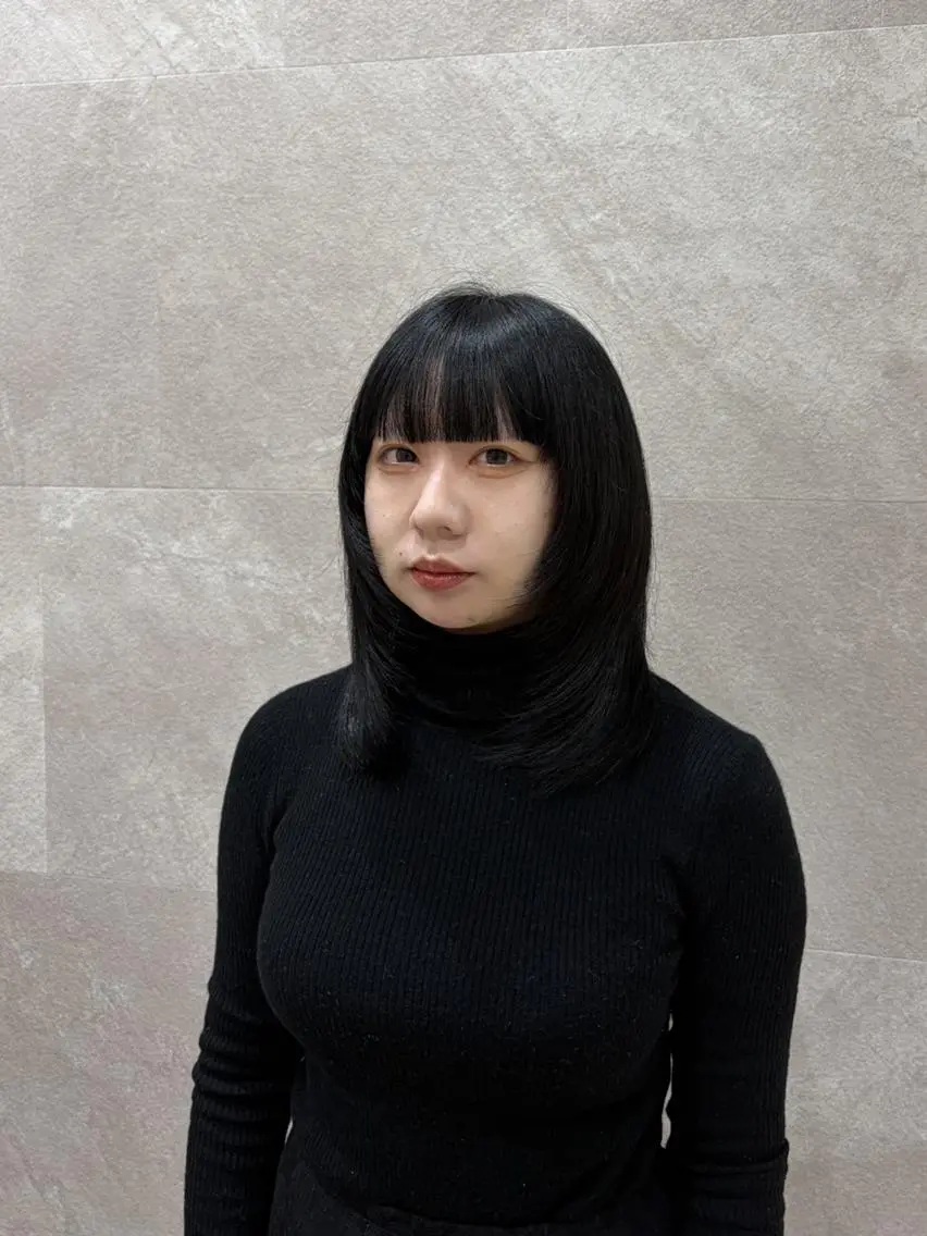 セミロング アッシュ 韓国ヘアケアブリーチ 莉奈のヘアスタイル