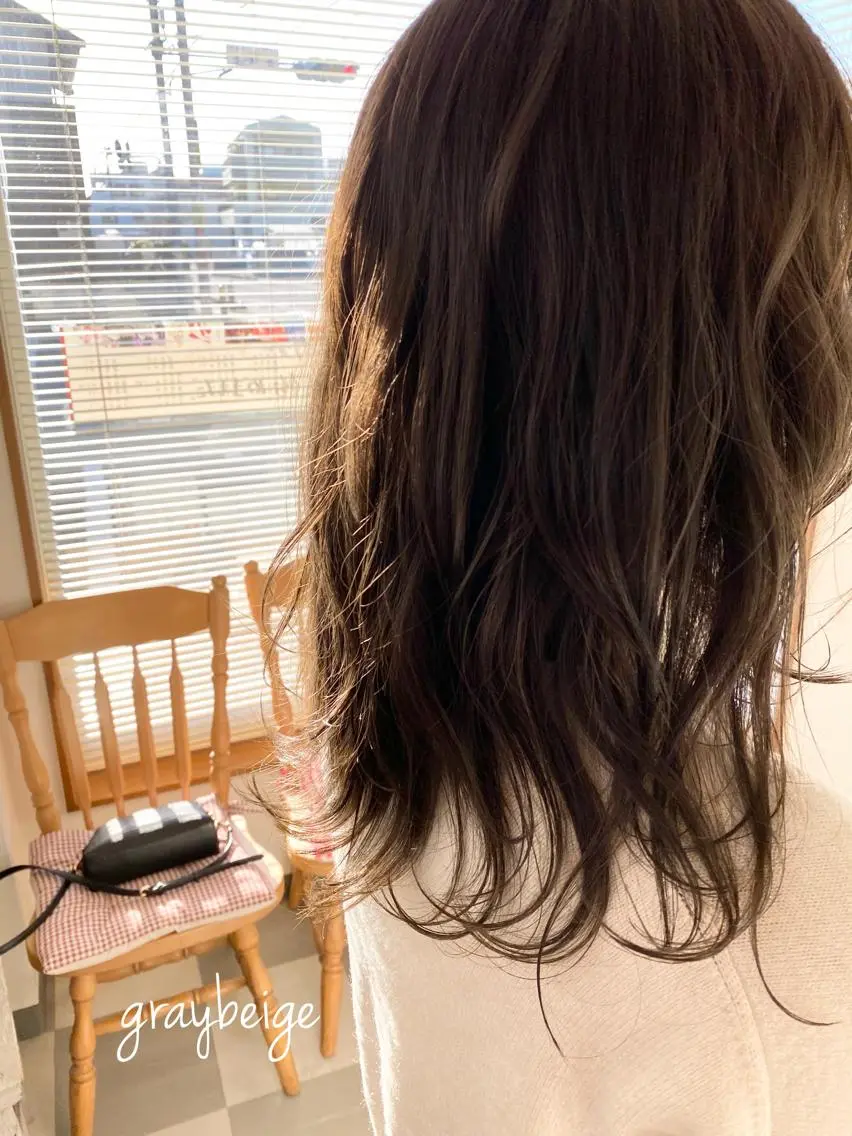 セミロング カラー グレージュ レイヤーカット カット ヘアカラー トリートメント 永沼 真依のヘアスタイル