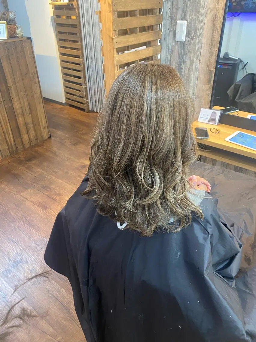 ミディアム カラー ハイライトカラー ハイライト カット ヘアカラー トリートメント Luzir⭐︎ GEN⭐︎のヘアスタイル