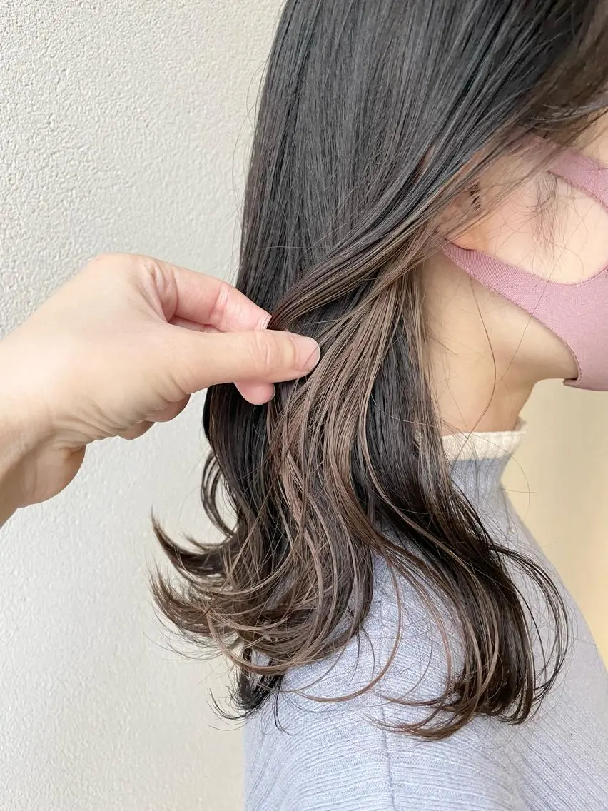 セミロング カラー アッシュ アッシュグレー アッシュグレージュ ブリーチ イヤリングカラー 沢田 瞳のヘアスタイル