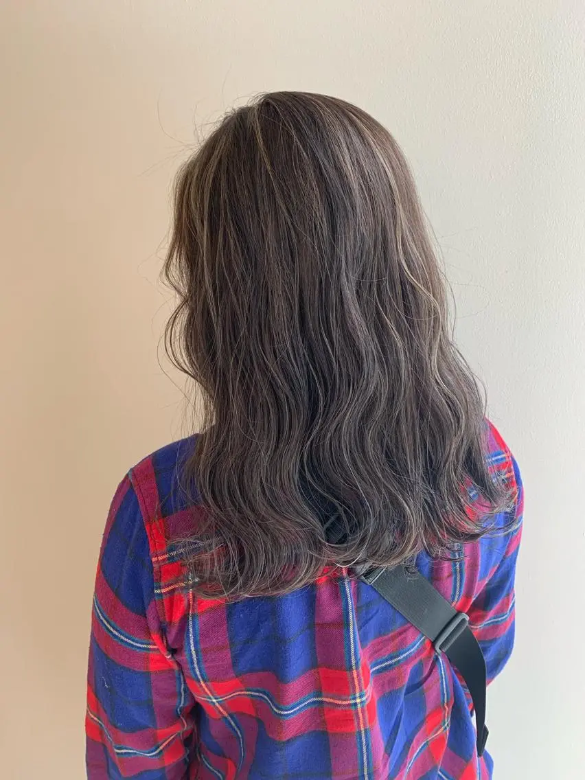 ロング カラー グレージュ ハイライトカラー ハイライト 顔まわりカット✄ ベージュカラー🧸のヘアスタイル