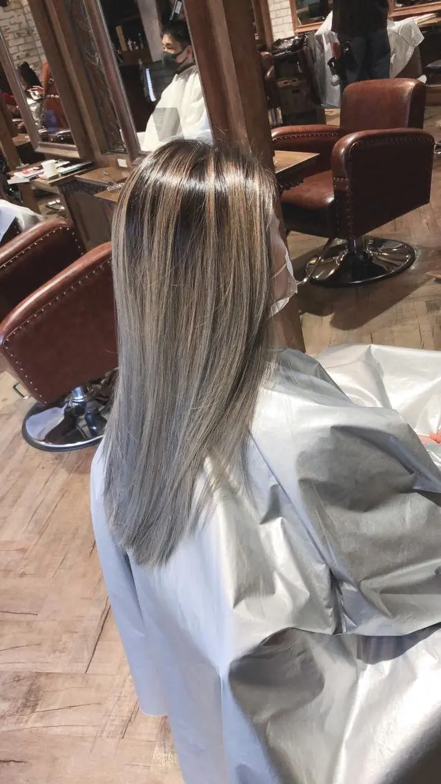 ロング カラー パーマ ヘアアレンジ メンズ キッズ ネイル マツエク・マツパ メンズバレイヤージュ バレイヤージュ シルバー レイヤーカット シルバー カット 縮毛矯正 トリートメント 髪質改善/透明感 OAK兵庫のヘアスタイル