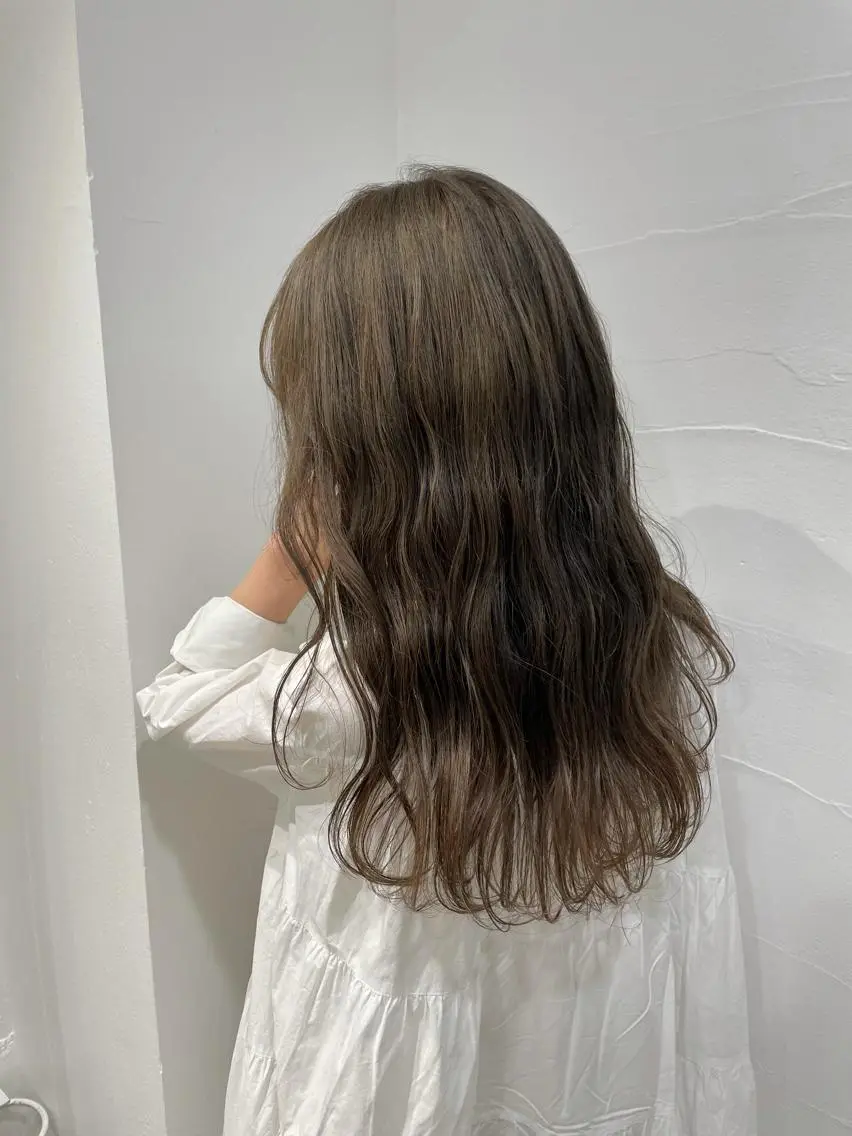 ロング カラー アッシュ ベージュカラー 透明感カラー オリーブベージュ . AYUKAのヘアスタイル