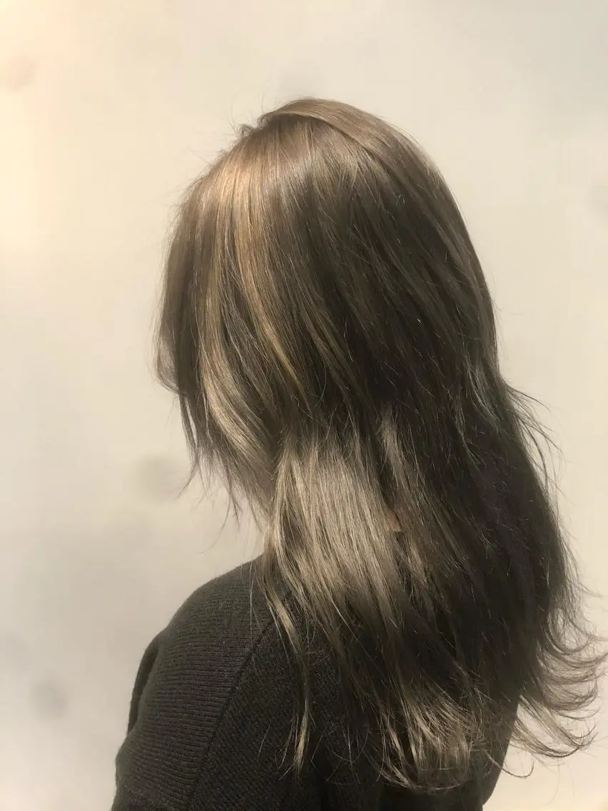 セミロング カラー ブリーチ グレージュ ワタナベ テルマサのヘアスタイル