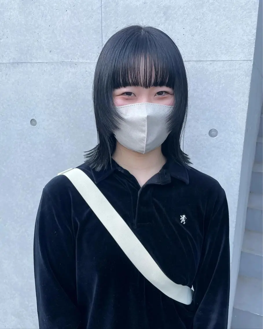 ミディアム カラー 黒髪 ブルーカラー ブルーブラック カット ヘアカラー 佐伯 和佳のヘアスタイル