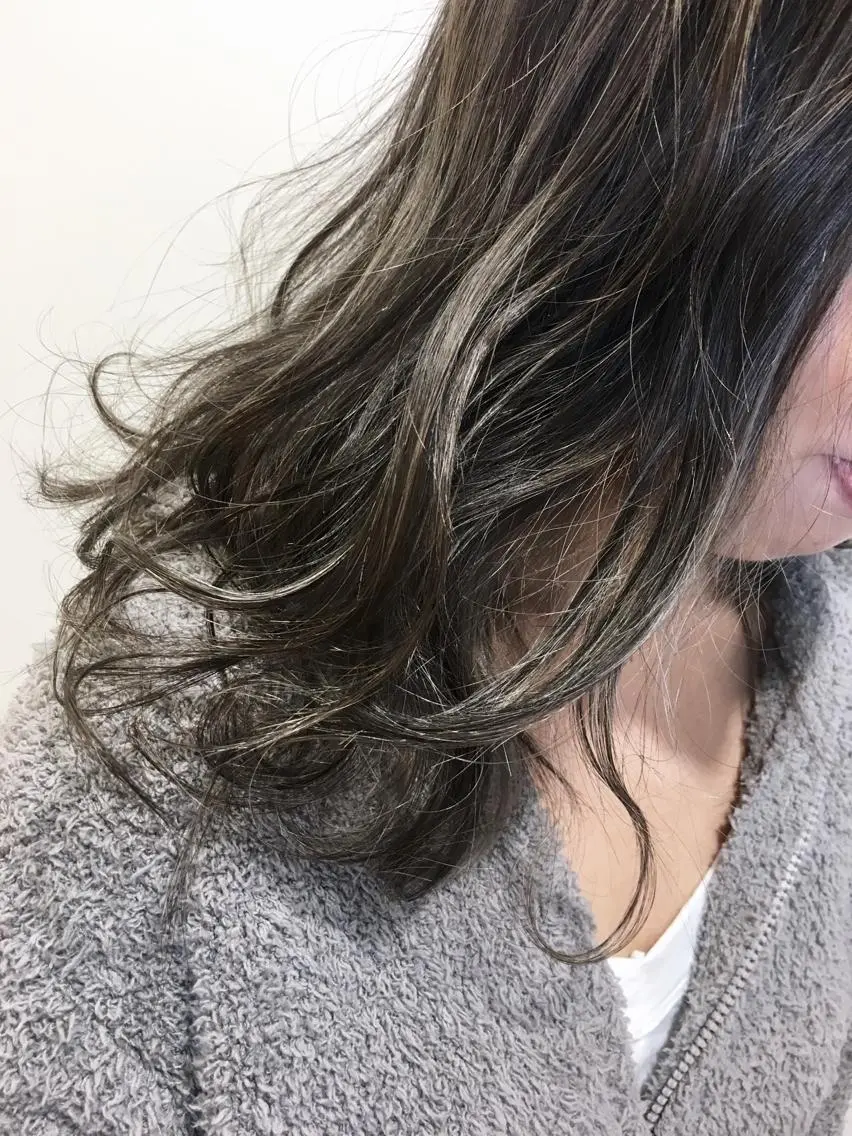 セミロング カラー ハイライトカラー シルバー ハイライト 海外風レイヤーカット 👑店長　平松　由のヘアスタイル