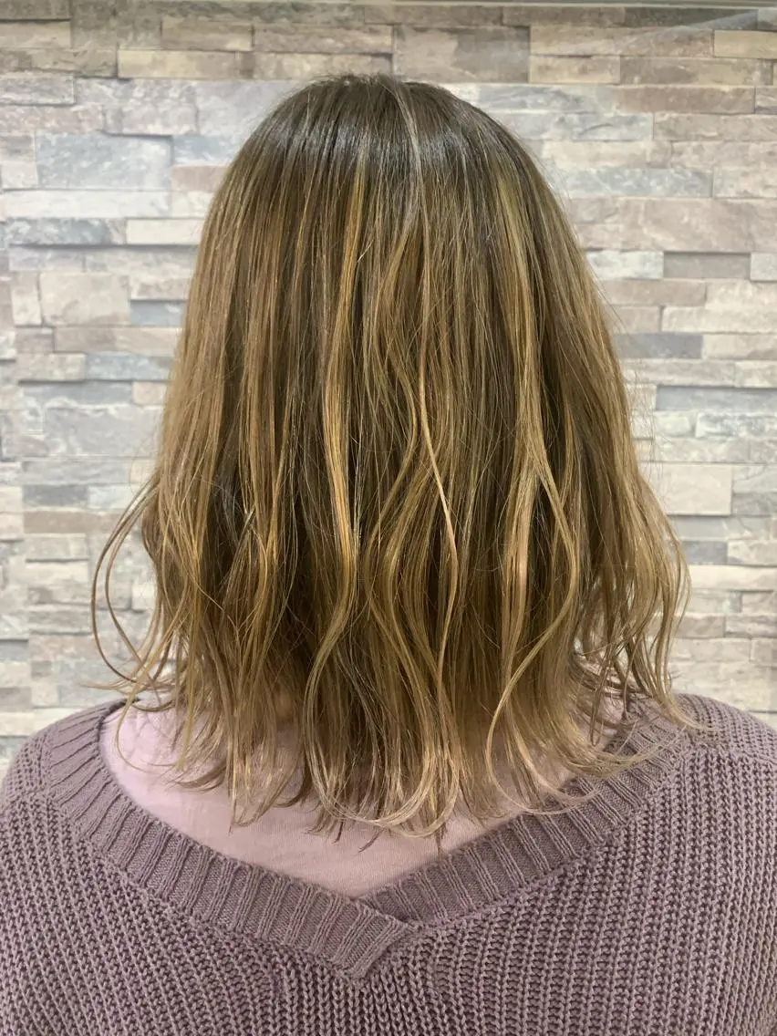 ミディアム カラー ヘアアレンジ バレイヤージュ レイヤーカット ヘアカラー ハイトーン Arphyのヘアスタイル