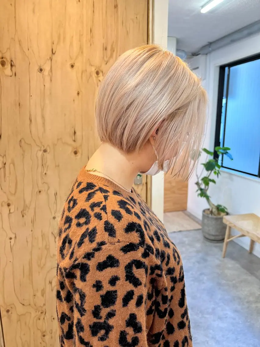 ショート カラー 顔周りレイヤーカット ブリーチminamiのヘアスタイル