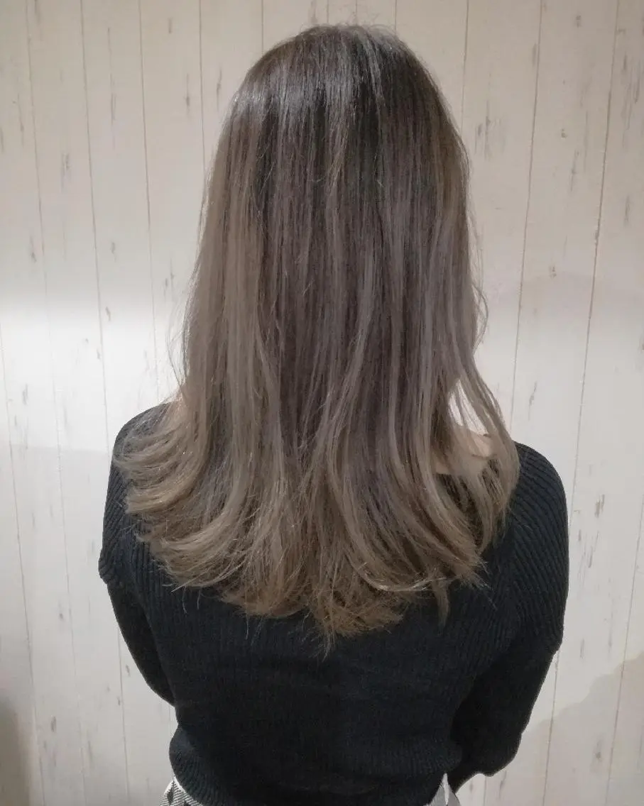 セミロング カラー ベージュカラー ブリーチ グラデーションカラー ミルクティーベージュ 西川 敏夫のヘアスタイル
