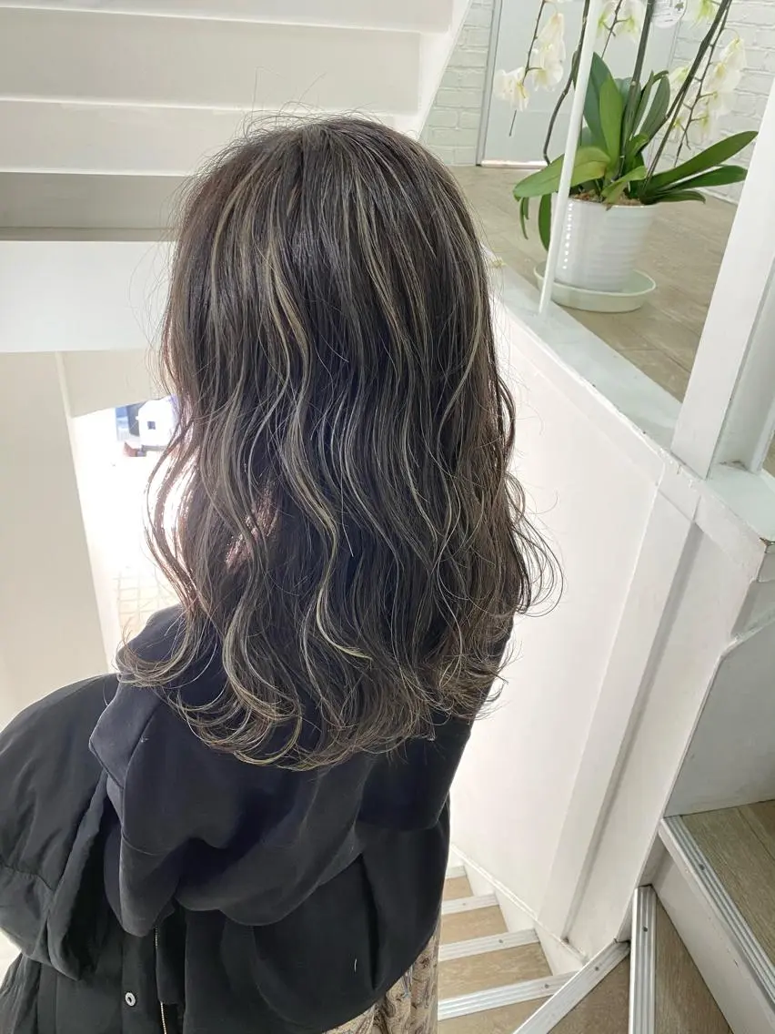 セミロング ハイライト 岩尾 凪のヘアスタイル