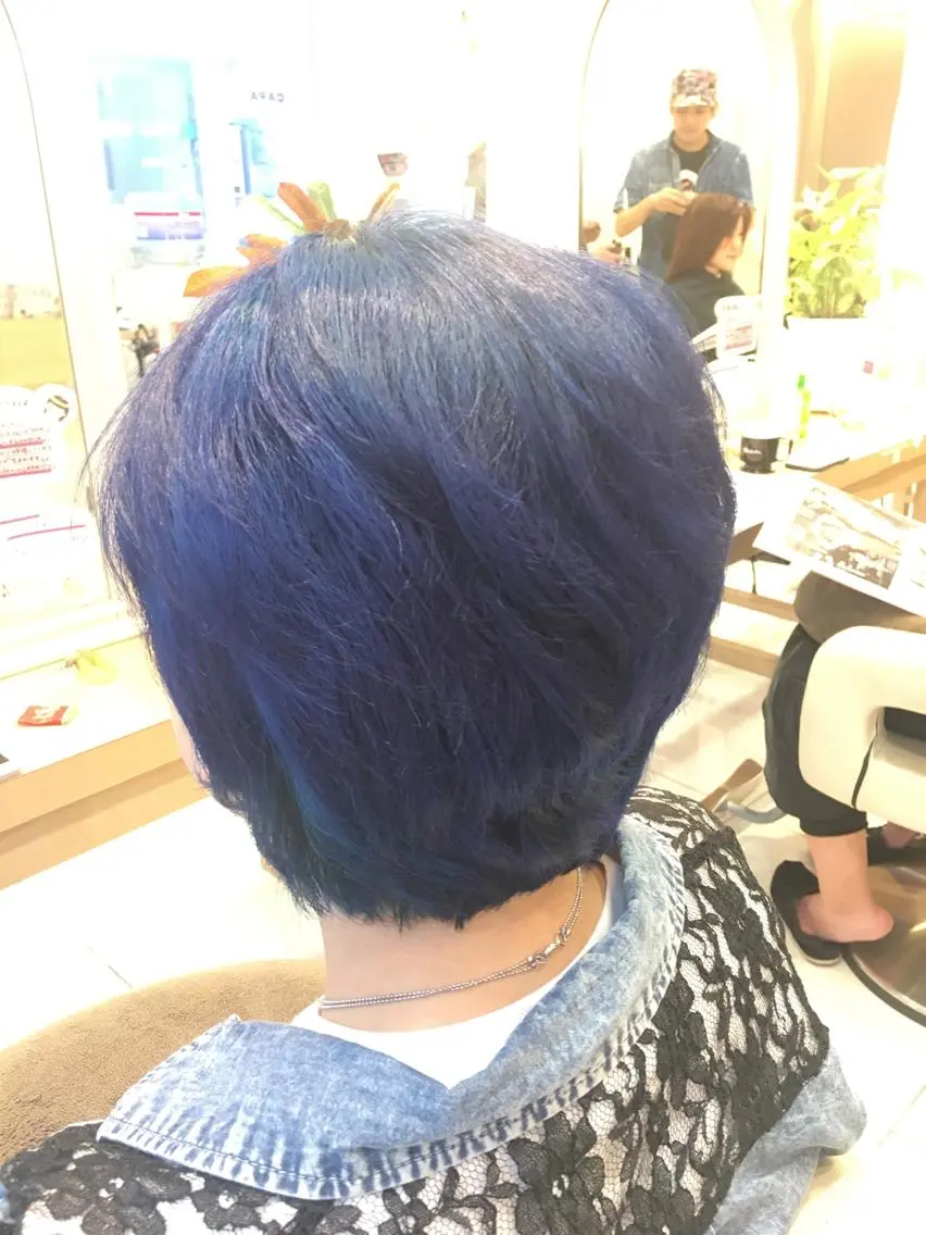 ショート カラー ブリーチ ブルーカラー ネイビーカラー 小田原NO1 美容師 飯田飛翔のヘアスタイル