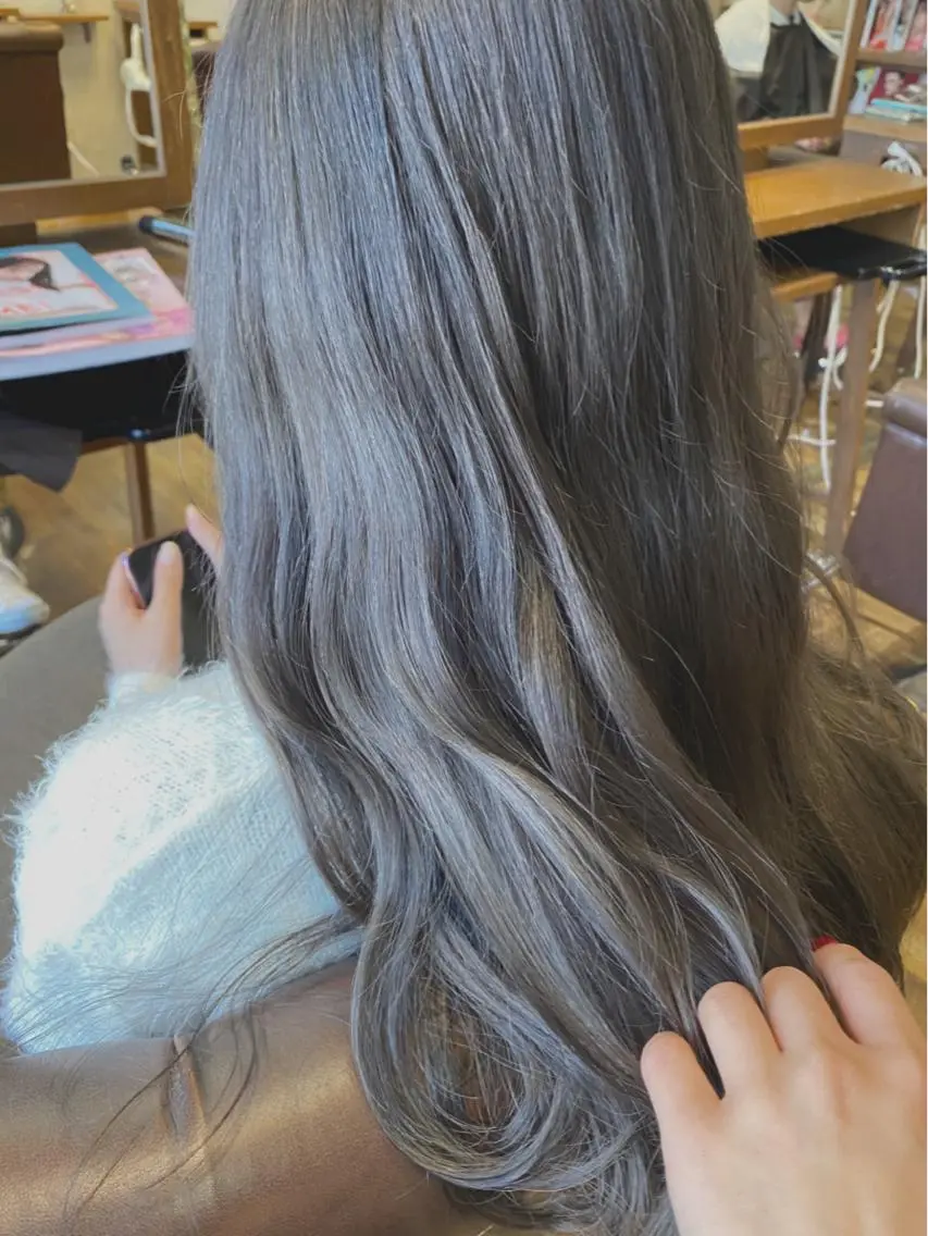 ロング カラー ブリーチ グレージュ シルバー シルバーグレージュ マンツーマン 美容師💚コウブチのヘアスタイル
