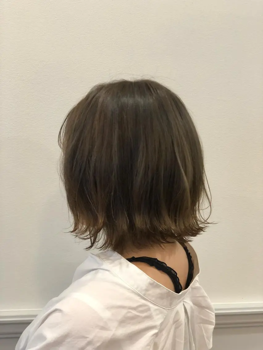 ショート カラー ベージュカラー 外ハネヘア ひろせ かなのヘアスタイル