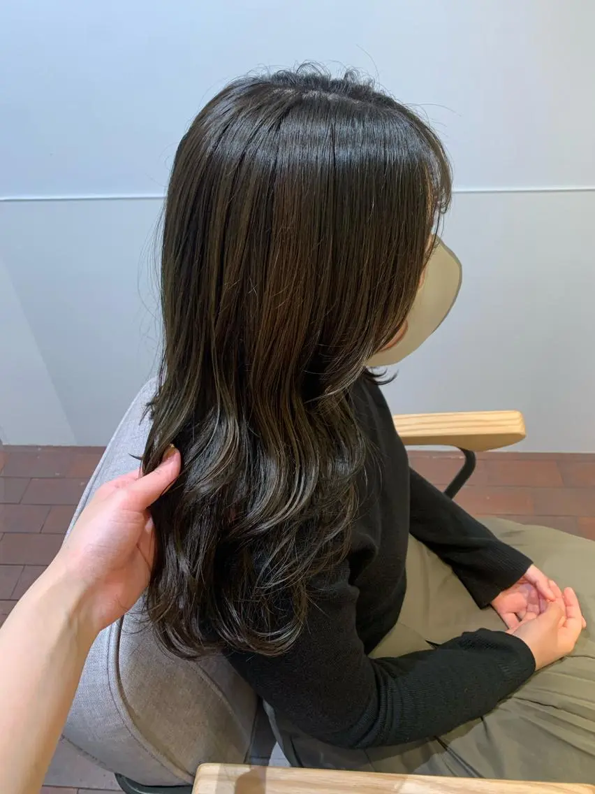 ミディアム カラー オリーブカラー カット ヘアカラー トリートメント 片岡 由依のヘアスタイル