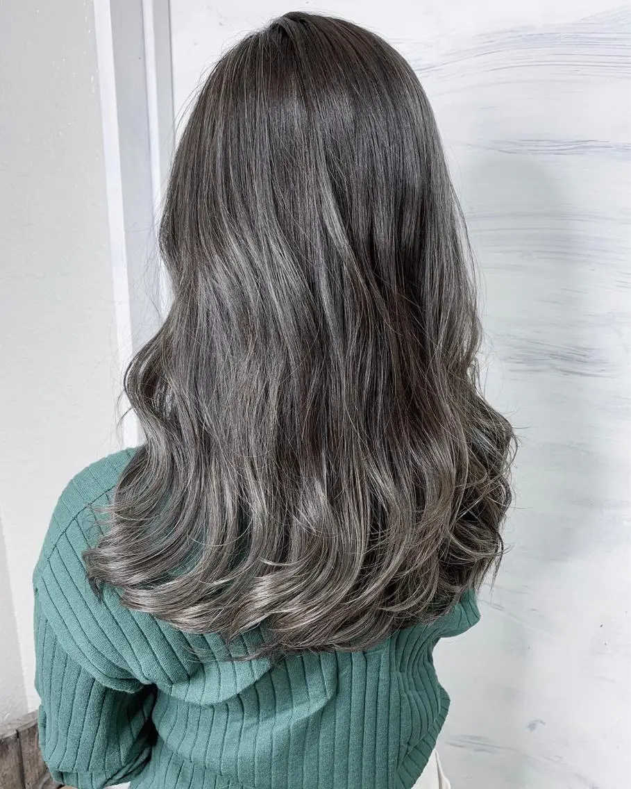 セミロング カラー アディクシーカラー グレージュ ハイライトカラー カーキグレージュ ハイライト ヘアカラー BOX mico.のヘアスタイル