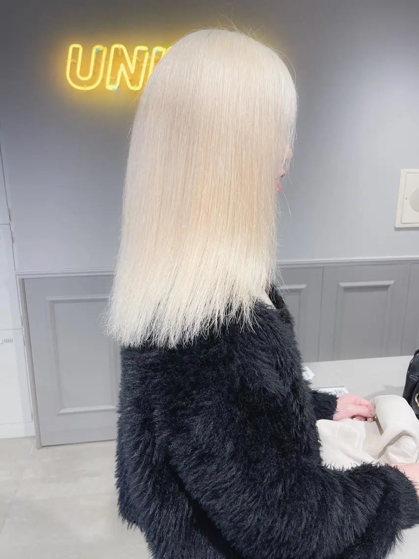 セミロング カラー ヘアカラー トリートメント ハイトーン×レイヤー カットTAKUMIのヘアスタイル