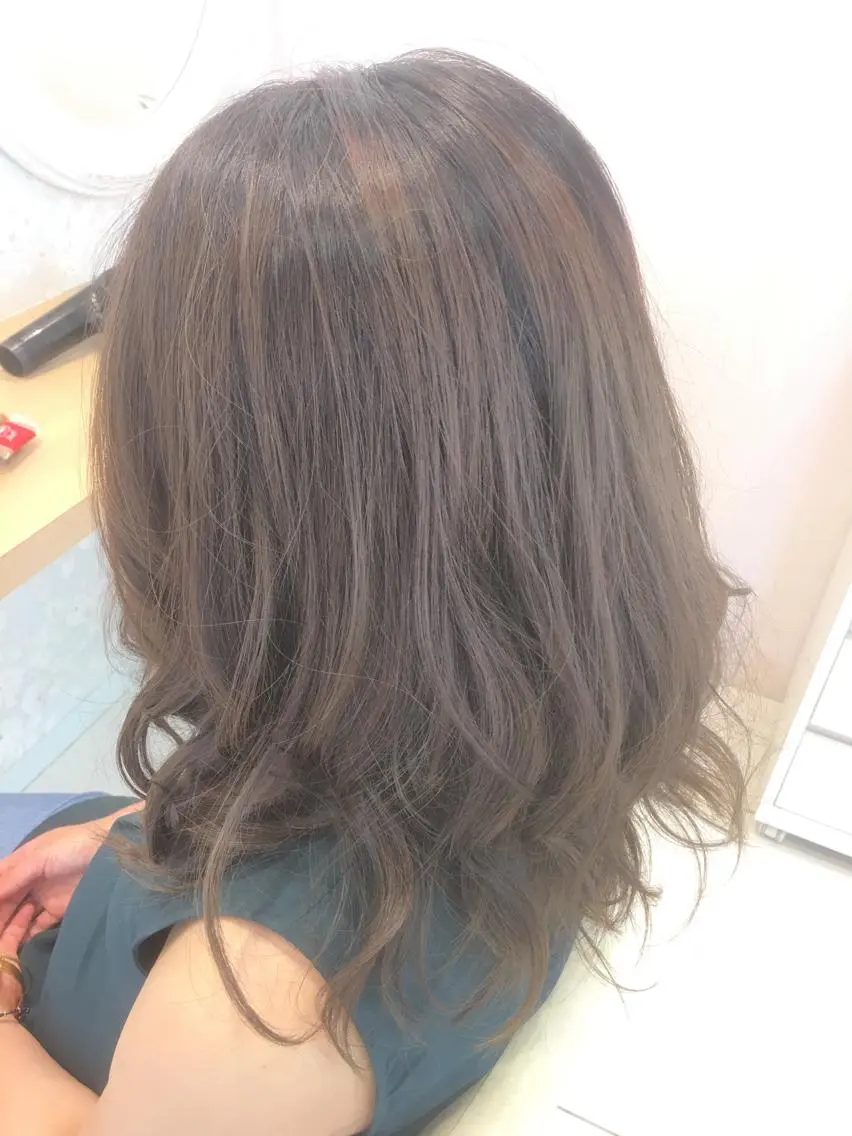 ミディアム カラー デザインカラー グラデーションカラー グレージュ ハイライトカラー カーキグレージュ 小田原NO1 美容師 飯田飛翔のヘアスタイル