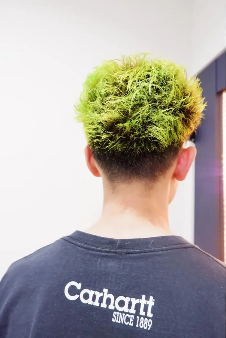 ショート カラー 本田 央介のヘアスタイル