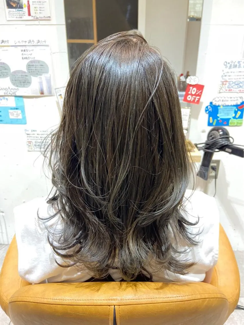セミロング カラー 透明感カラー グレージュ ハイライトカラー ハイライト 田辺 黎花のヘアスタイル