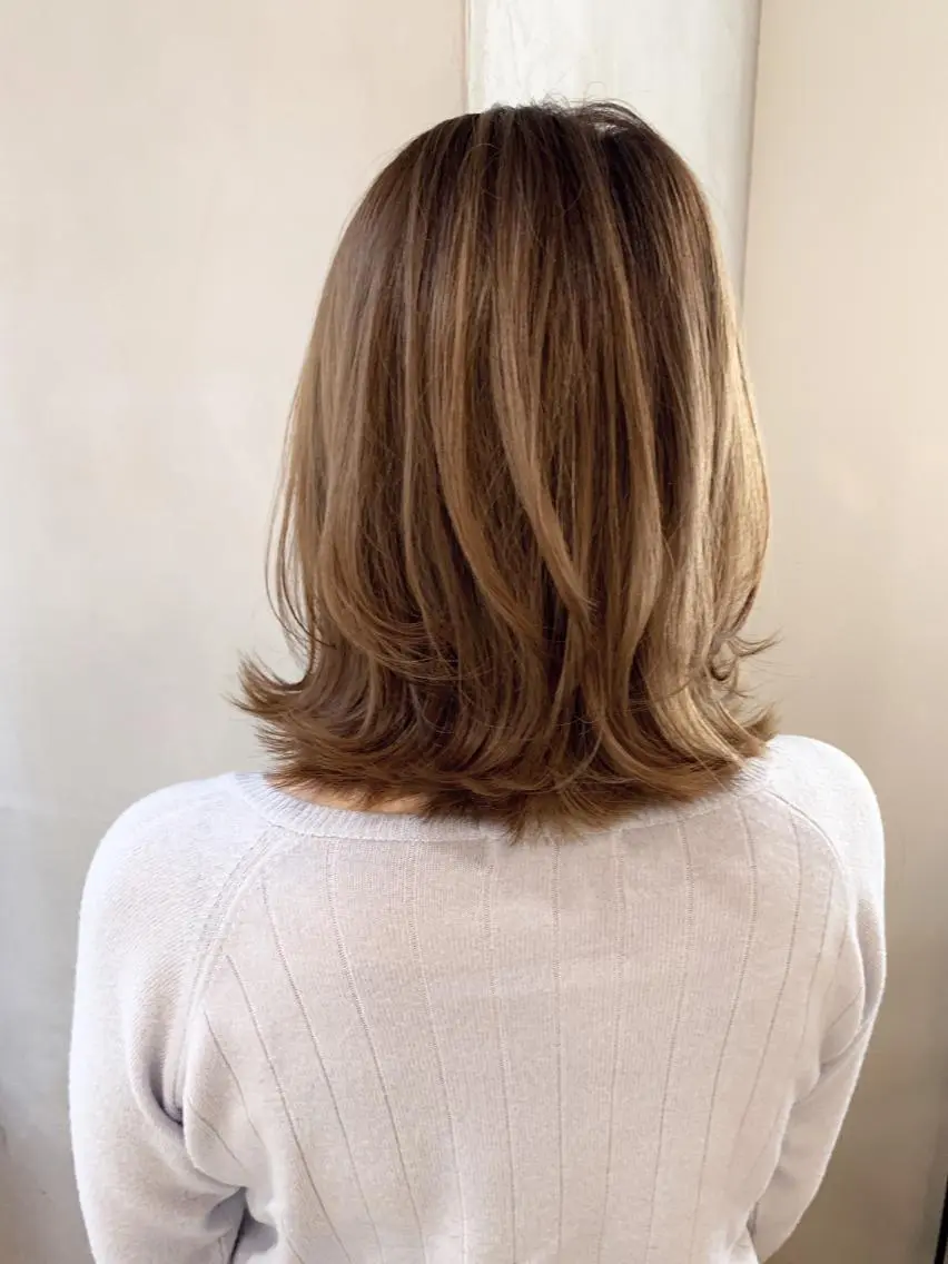 ミディアム くびれヘア ハイライト くびれレイヤー レイヤーカット 松村 総のヘアスタイル