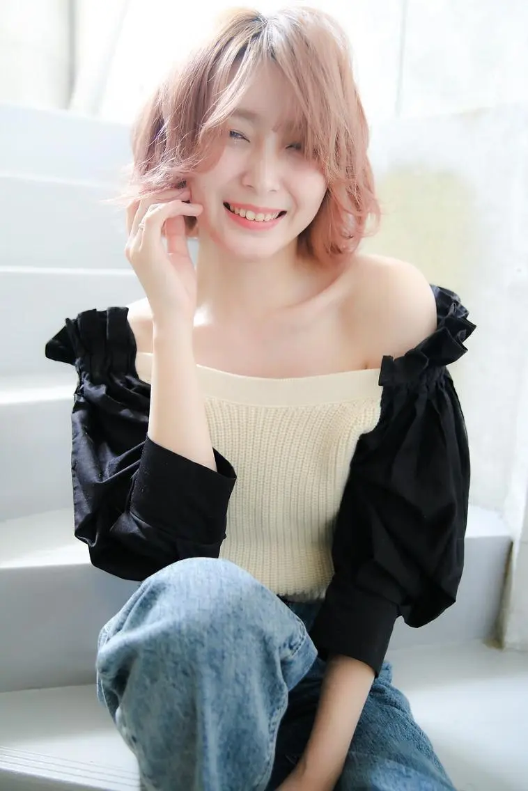 ショート カラー ボブレイヤー ベージュカラー ブリーチ 透明感カラー ピンクカラー ヘアカラー トリートメント 勘場 万菜華のヘアスタイル