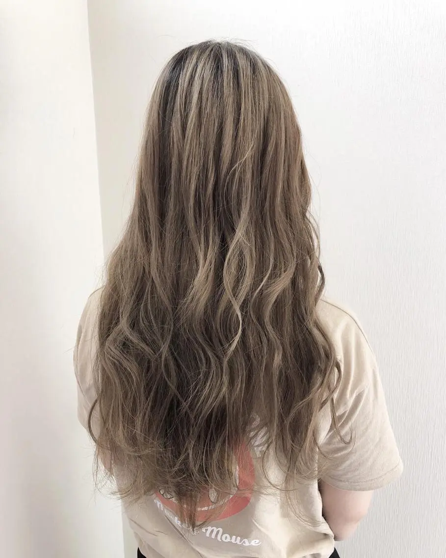 ロング カラー ベージュカラー ミルクティーベージュ 白井 つづりのヘアスタイル