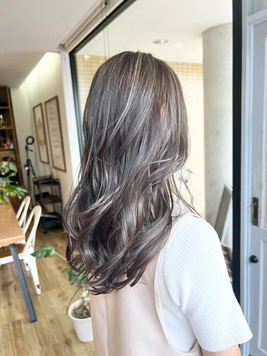 ロング カラー グレージュ ハイライトカラー ハイライト ヘアカラー トリートメント 堀 望美のヘアスタイル