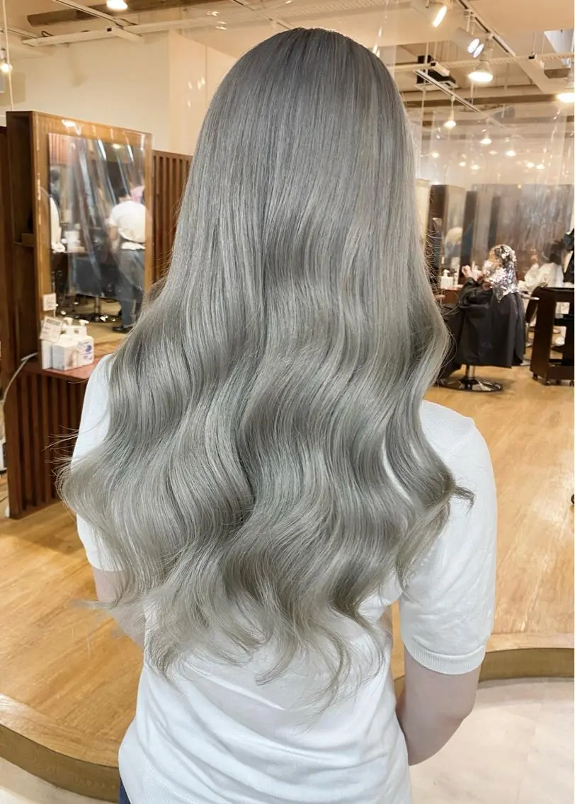 ロング カラー ベージュカラー ホワイトベージュ 白髪ぼかし バレイヤージュ志鎌のヘアスタイル
