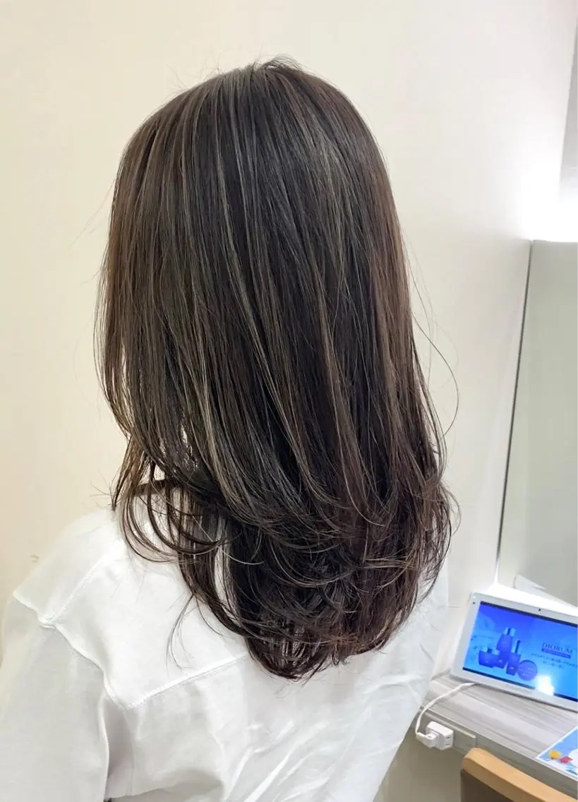 セミロング ハイライト レイヤーカット カット ヘアカラー トリートメント レイヤーカット/ ハイライト　千咲季のヘアスタイル