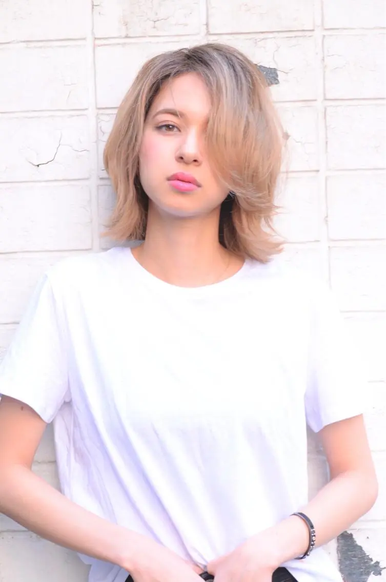 ミディアム 牛田 玲菜のヘアスタイル
