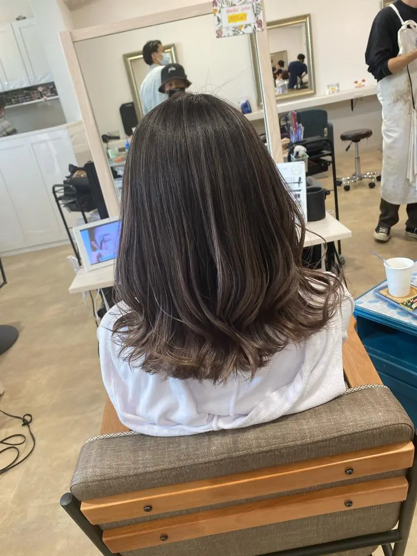 ロング カラー ベージュカラー ハイライトカラー ハイライト ヘアカラー トリートメント 饒平名 知也のヘアスタイル